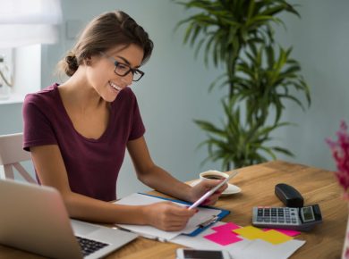 mujer administrando sus finanzas