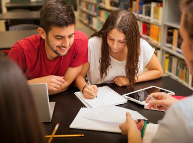 estudiantes universitarios en la biblioteca