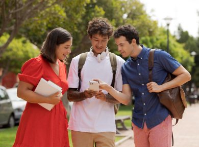 estudiantes universitarios mirando el celular