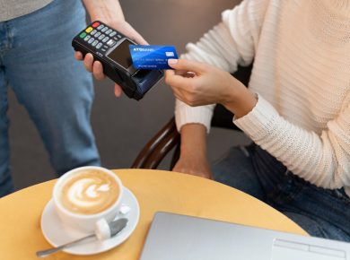 persona pagando la cuenta con su tarjeta de crédito