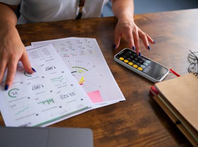 Mujer analizando y verificando sus finanzas personales