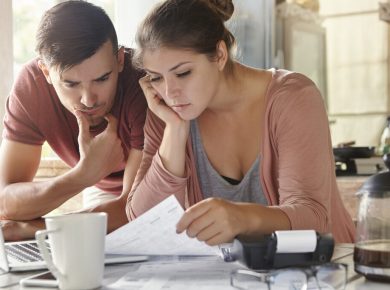 pareja de convivientes organizando sus finanzas